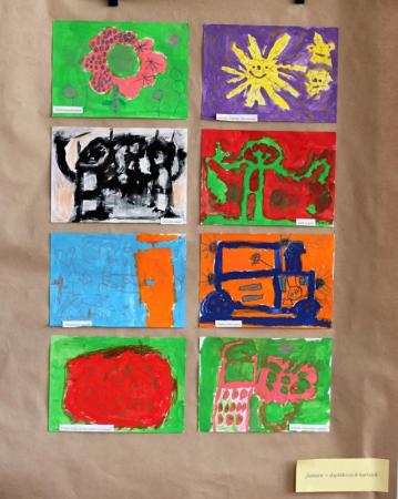 Obrázky dětí na výstavě v kulturním domě