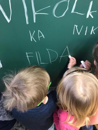 Budoucí prvňáčci na návštěvě ve škole